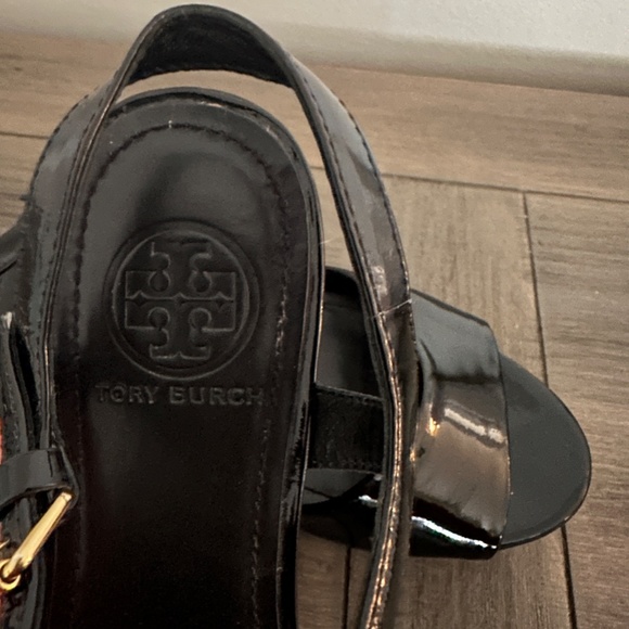 Tory Buch Black Patent Leather Wedge Sandals - Picture 5 of 7